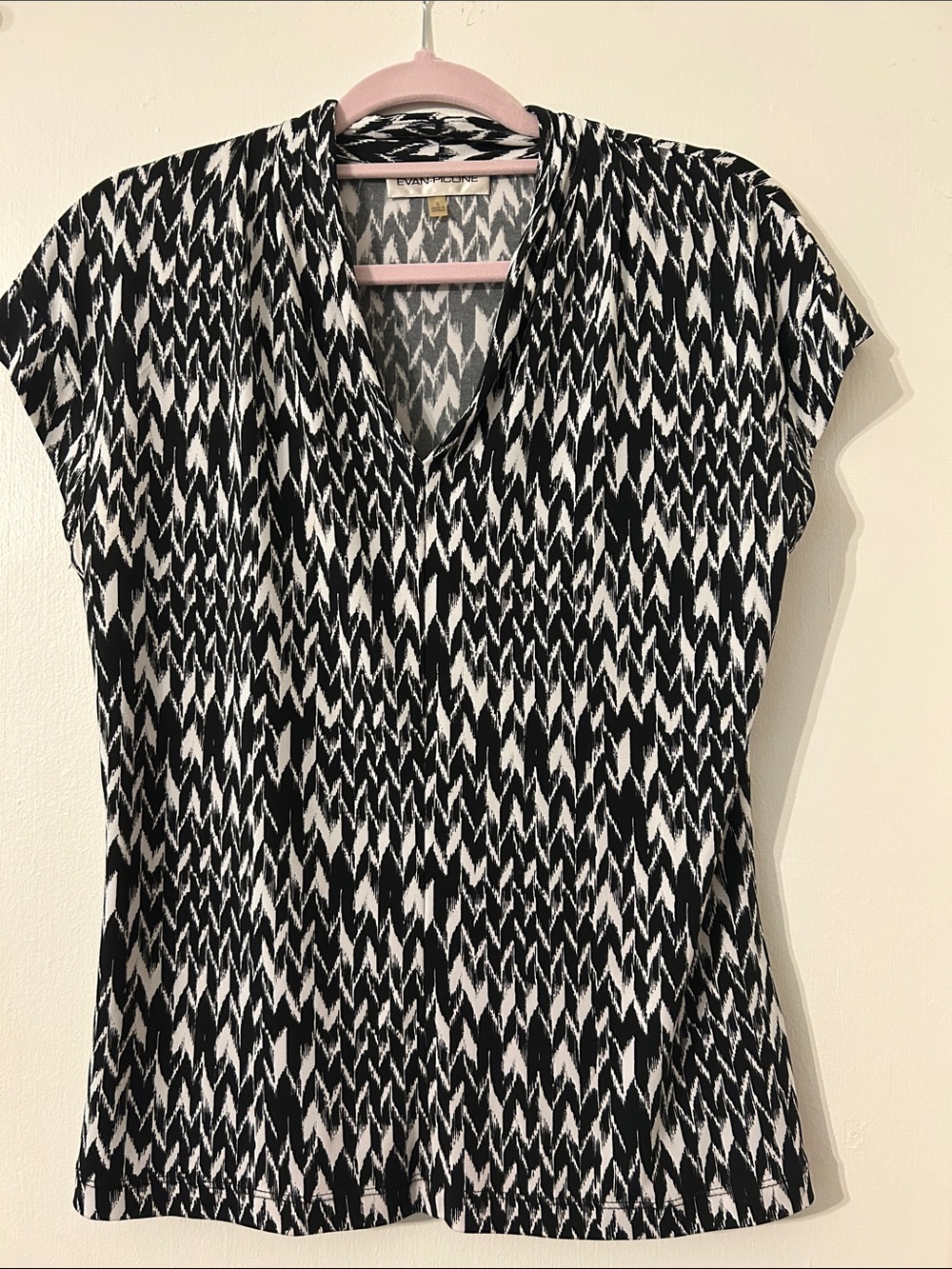Evan Picone Black and White Geometric Cap-Sleeve V-Neck Top